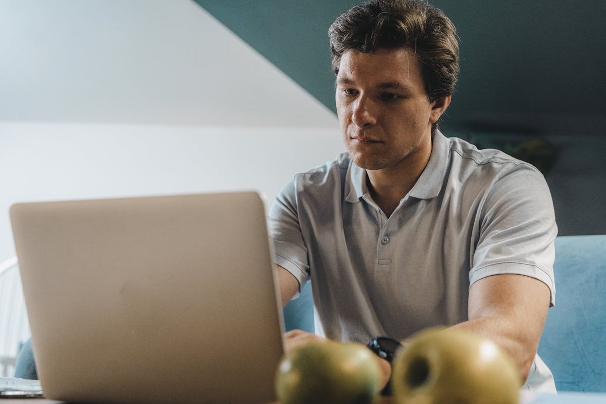 Contractor vs Employee for Remote Work: How to Choose the Right Setup (And Save Thousands on Taxes in 2026)